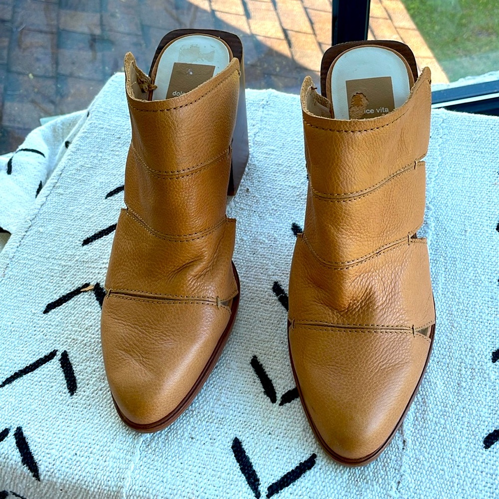 Dolce Vita Makeo Camel Colored Leather mules with Block 4”‎ heel Clog Size 10